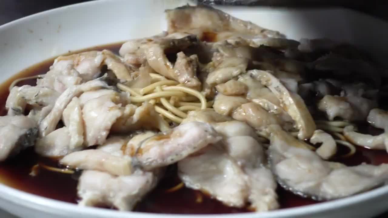 厨师制作水煮鱼肉片视频素材