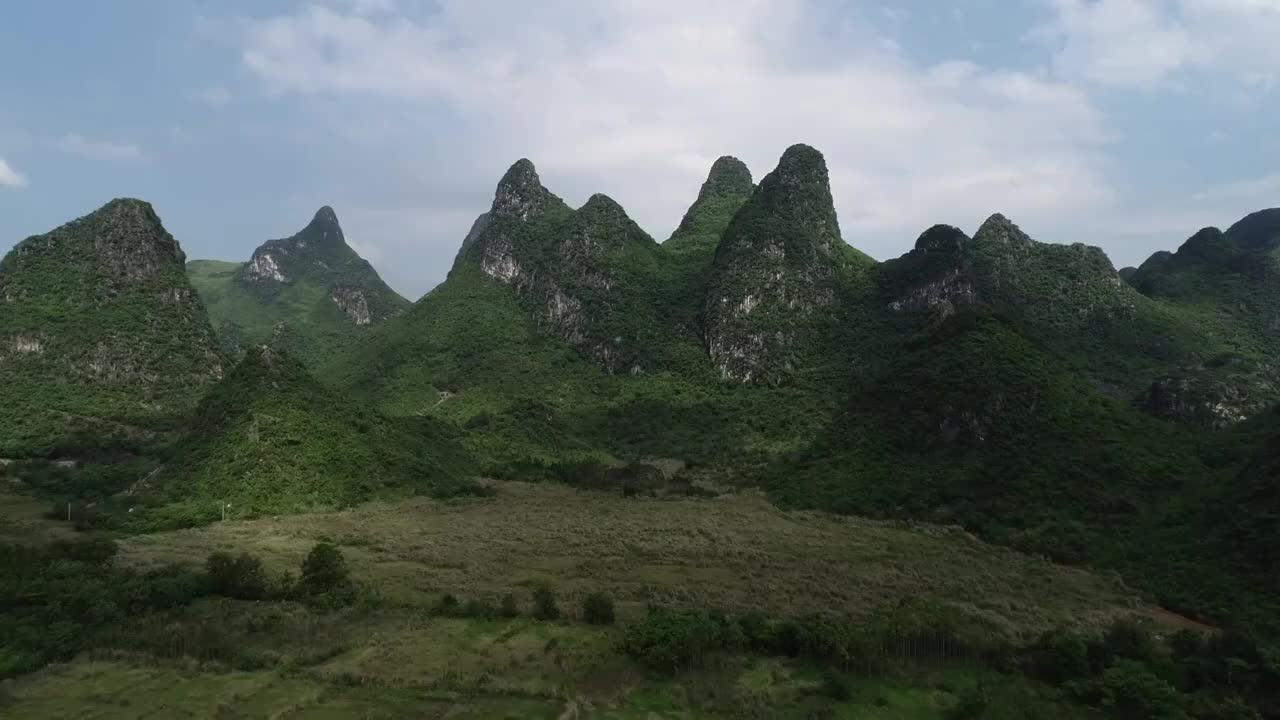 蓝天白云下群山间的田园风光视频素材