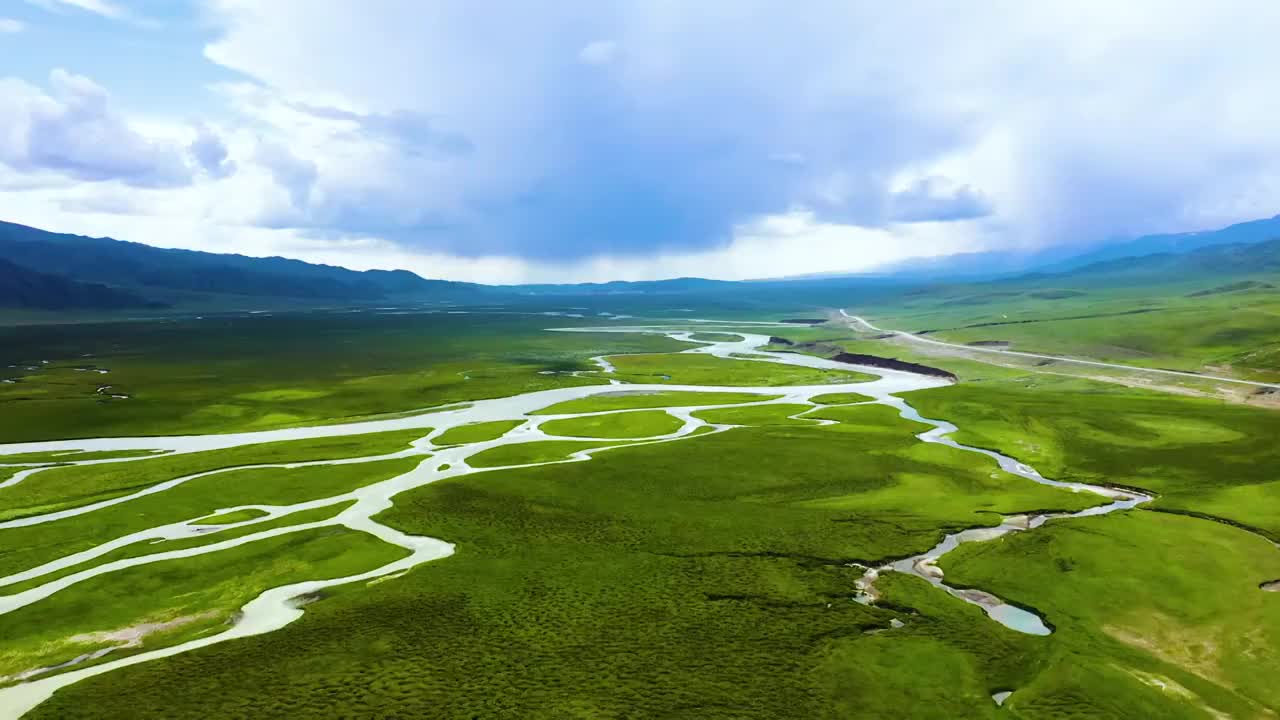 新疆维吾尔自治区巴音布鲁克独库公路视频素材