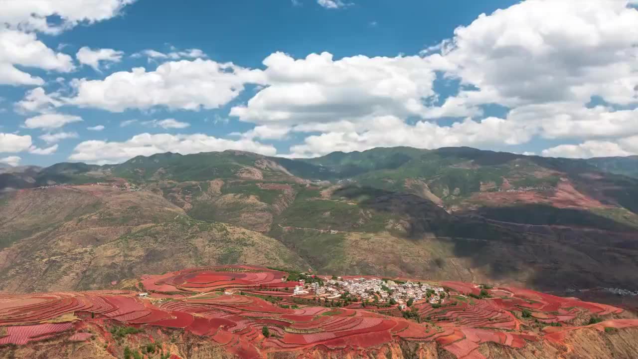 夏季的中国云南东川红土地视频素材