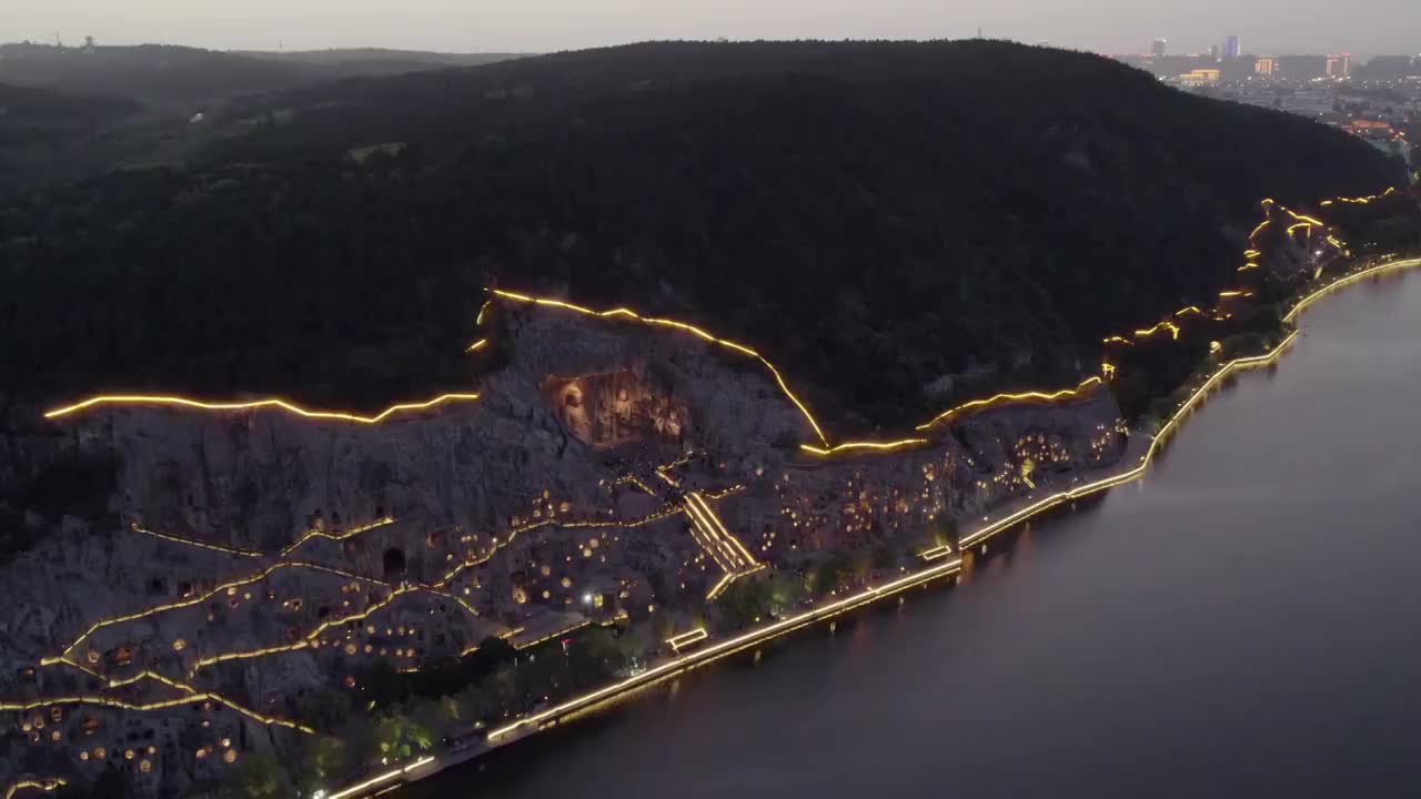 河南洛阳龙门石窟夜景航拍视频素材