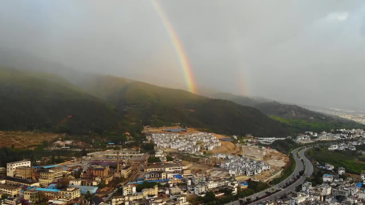 大理早晨苍山烟雨彩虹航拍视频素材