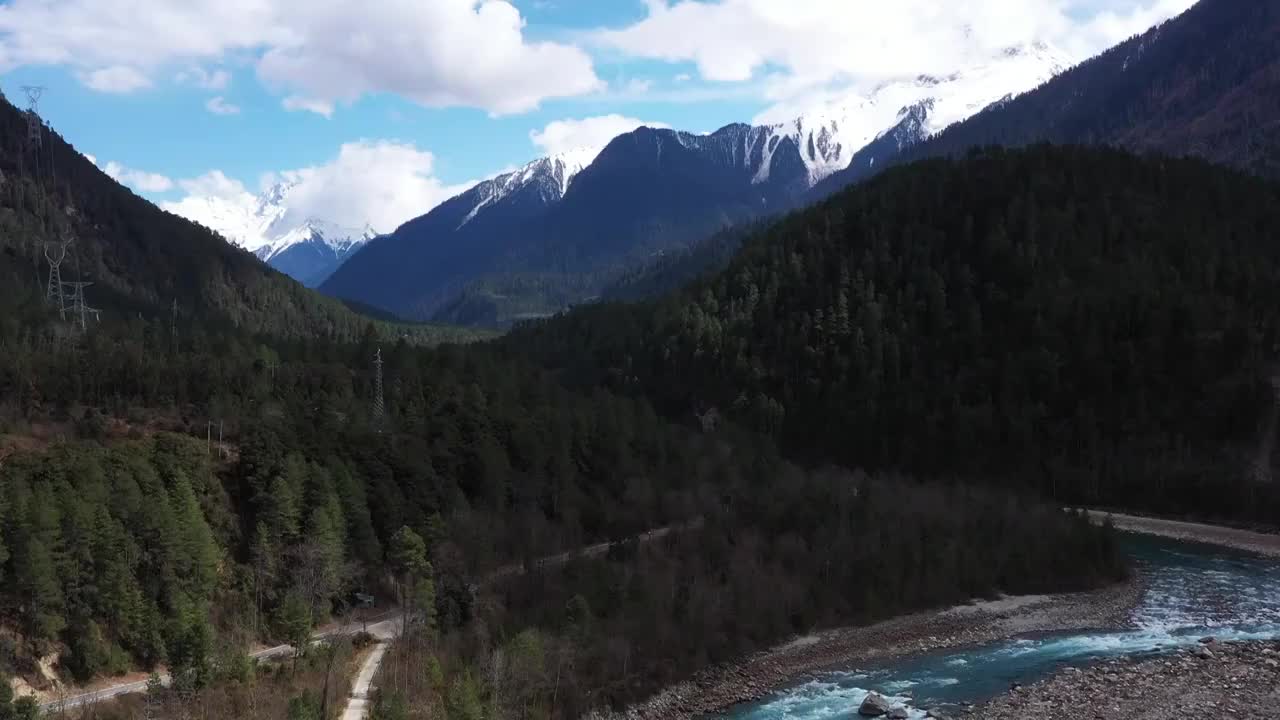 西藏林芝：航拍墨脱到波密山间的雪山视频素材