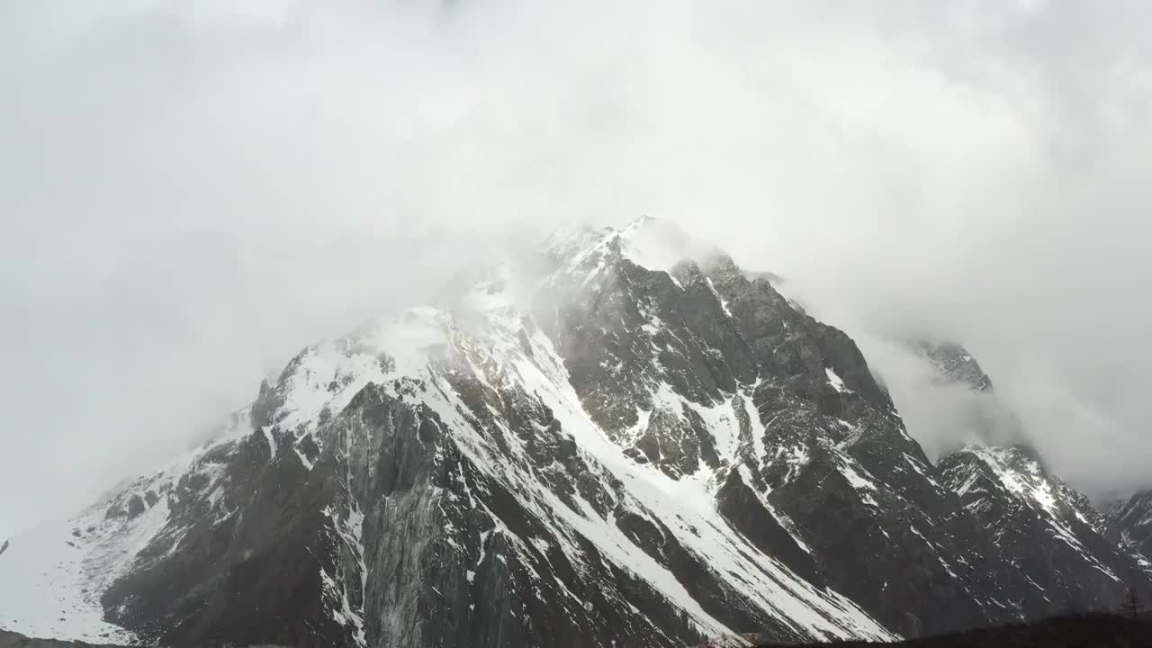 西藏林芝：航拍墨脱到波密山间的雪山视频素材