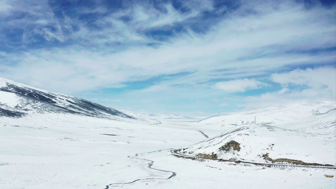 航拍雪后的川藏公路视频素材