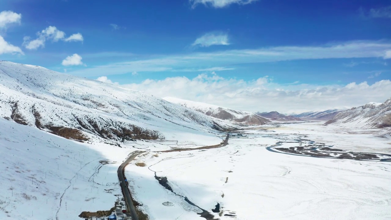 航拍雪后的川藏公路视频素材