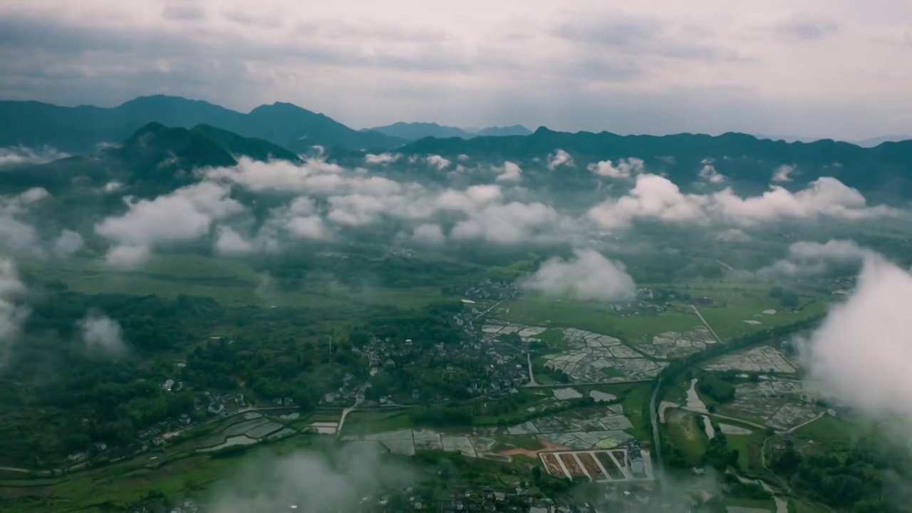 乡村田野上的云海视频素材