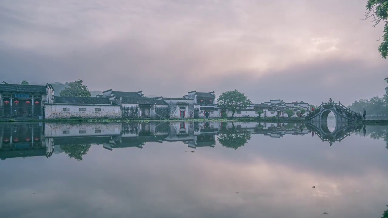 晨雾中的水墨宏村视频素材