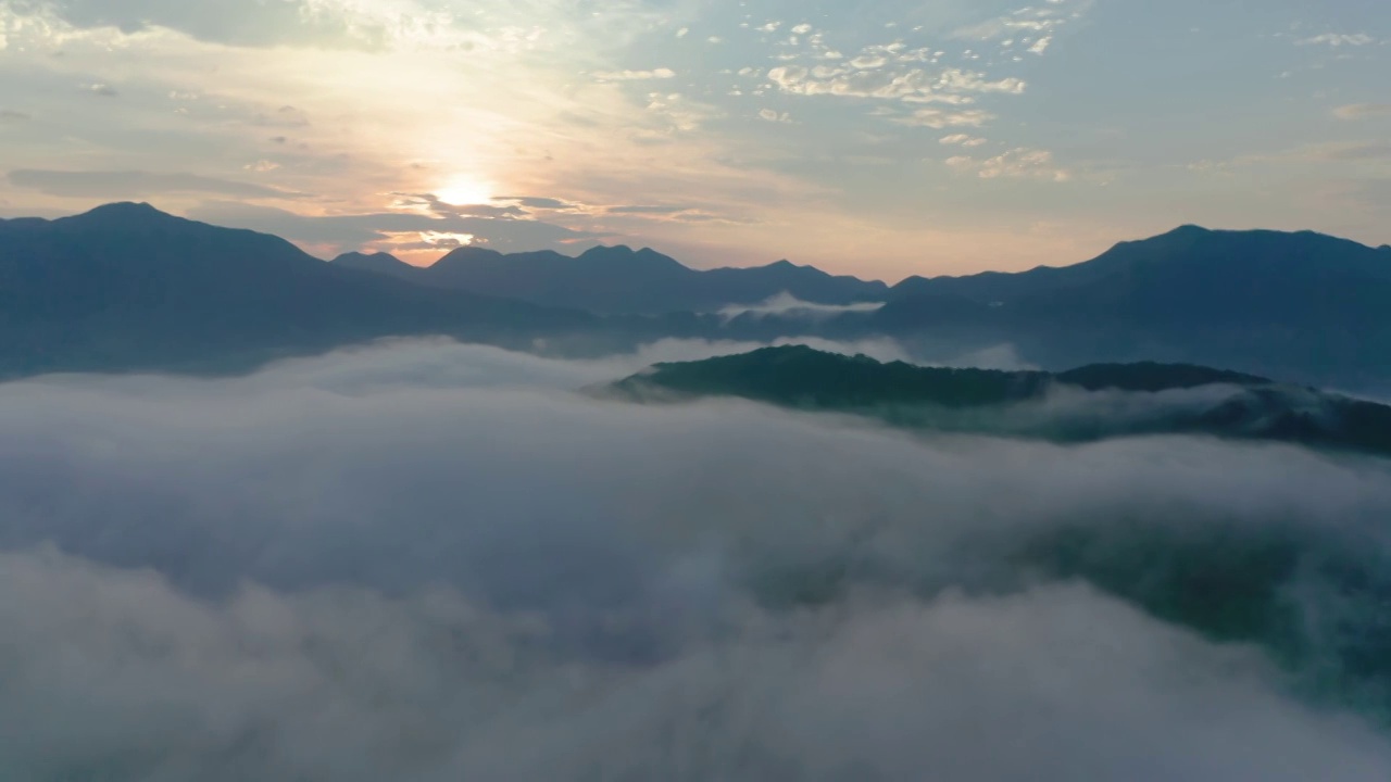 山间日出云海之上视频素材