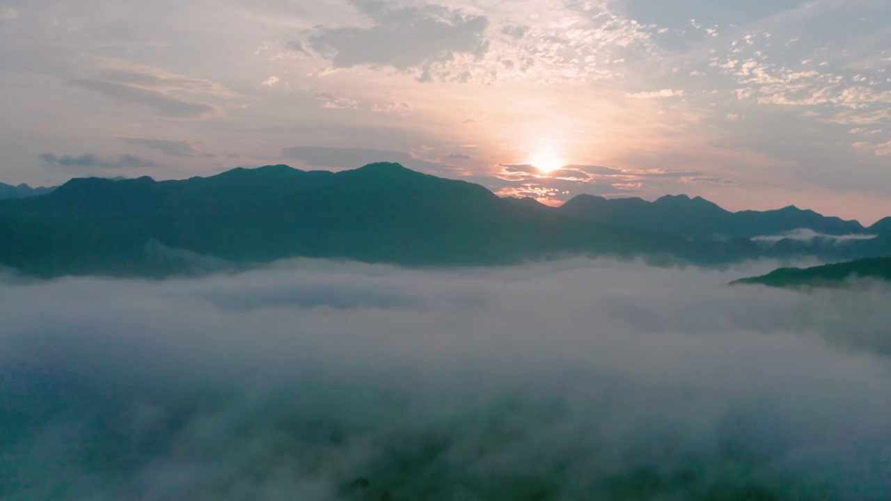 日出云海穿云下降视频素材