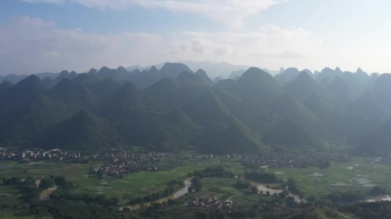 晴朗天空下群山间的田园风光视频素材