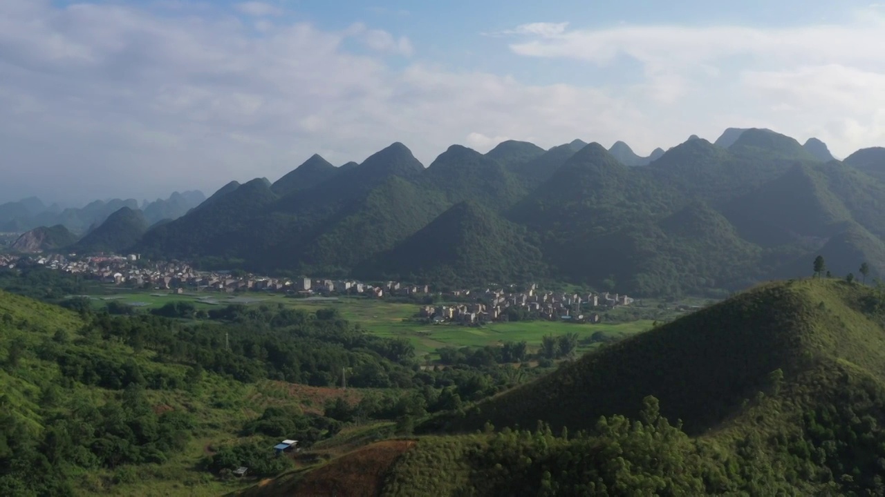 晴朗天空下群山间的田园风光视频素材