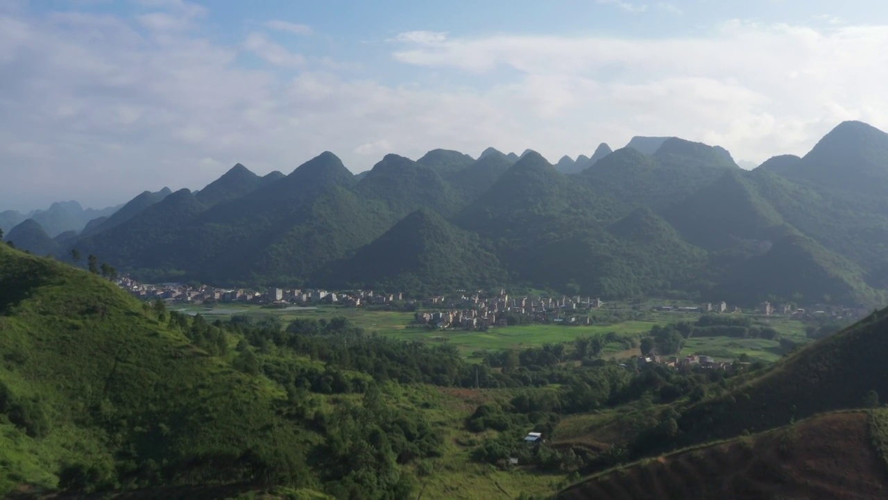 晴朗天空下群山间的田园风光视频素材