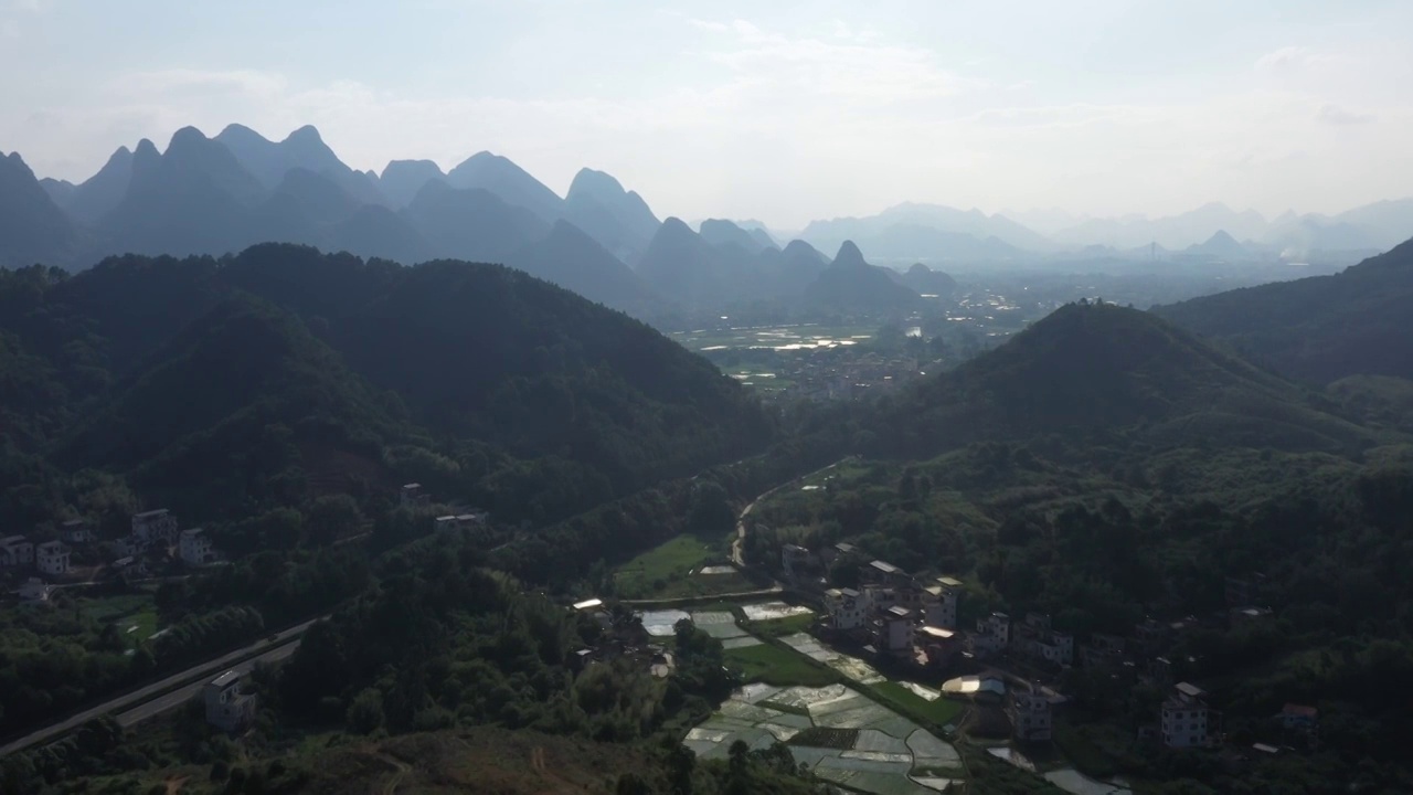 晴朗天空下群山间的田园风光视频素材