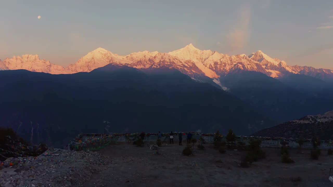 云南省,梅里雪山日照金山,梅里雪山,香格里拉,山顶视频素材