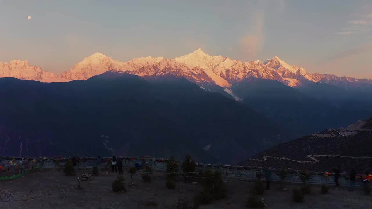 云南省,梅里雪山日照金山,梅里雪山,香格里拉,山顶视频素材