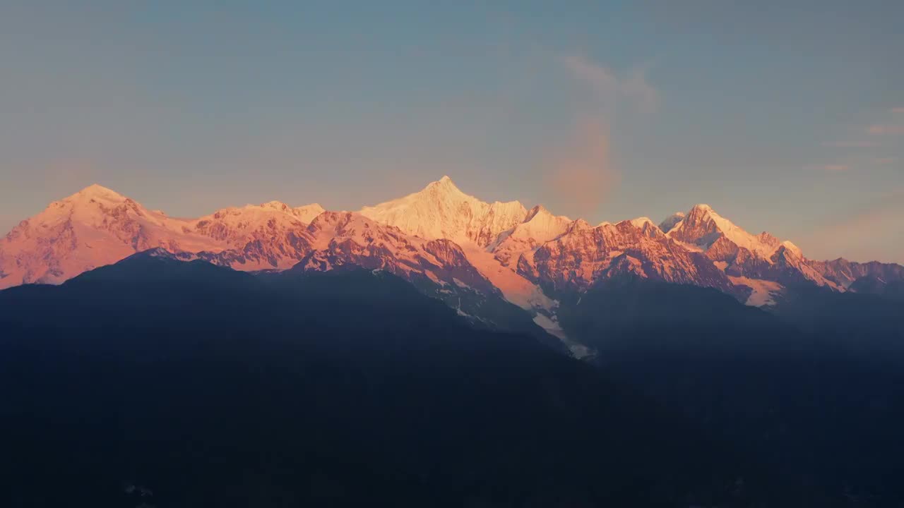 云南省,梅里雪山日照金山,梅里雪山,香格里拉,山顶视频素材