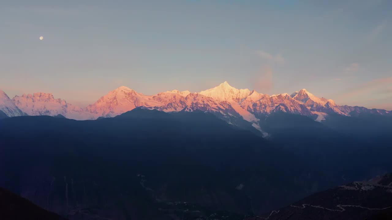 云南省,梅里雪山日照金山,梅里雪山,香格里拉,山顶视频素材