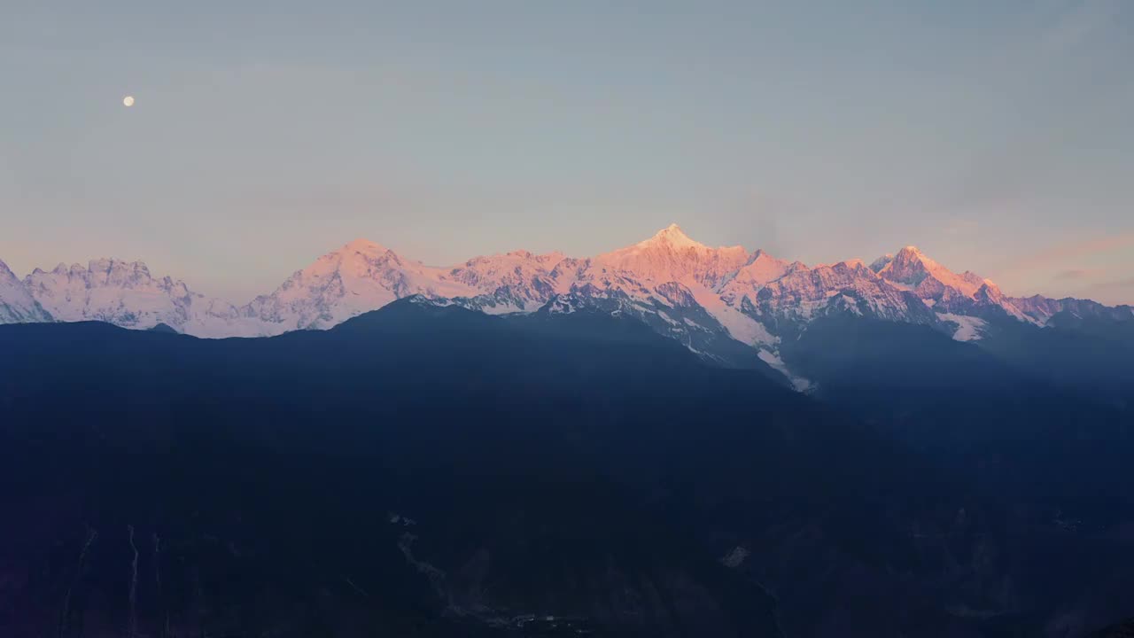 云南省,梅里雪山日照金山,梅里雪山,香格里拉,山顶视频素材