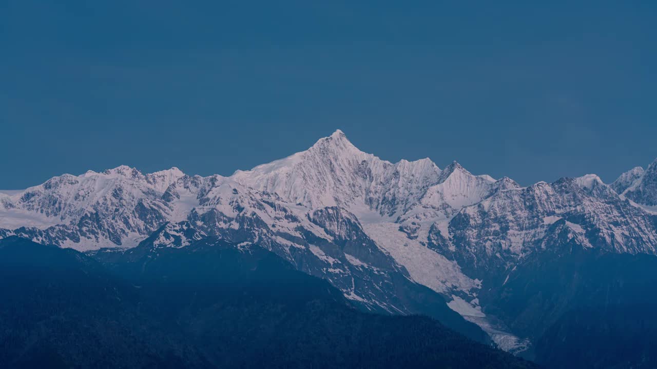 云南省,梅里雪山日照金山,梅里雪山,香格里拉,山顶视频素材