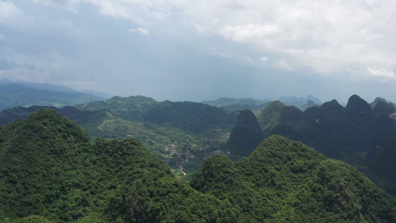 蓝天白云下桂林群山间的田园风光视频素材