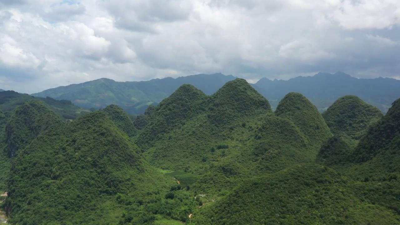 蓝天白云下桂林群山间的田园风光视频素材