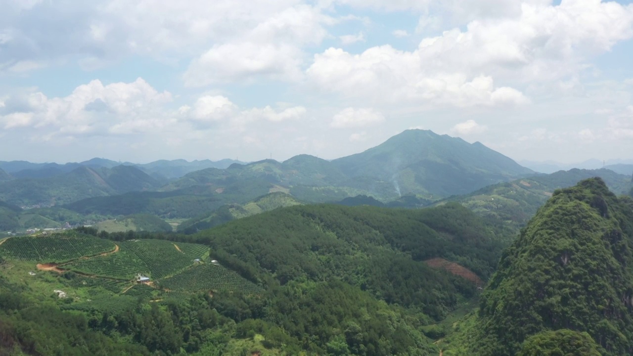 蓝天白云下桂林群山间的田园风光视频素材