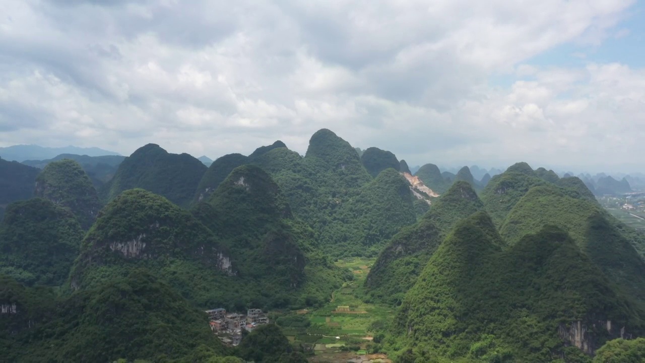 蓝天白云下桂林群山间的田园风光视频素材