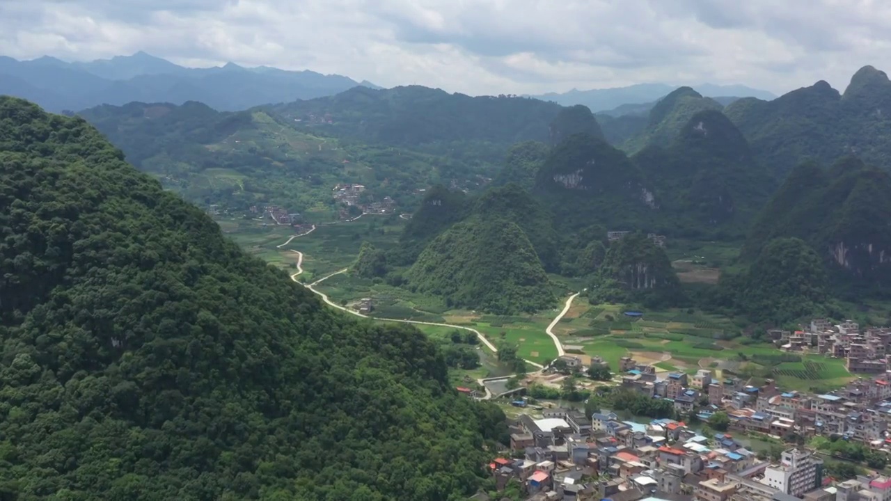 蓝天白云下桂林群山间的田园风光视频素材