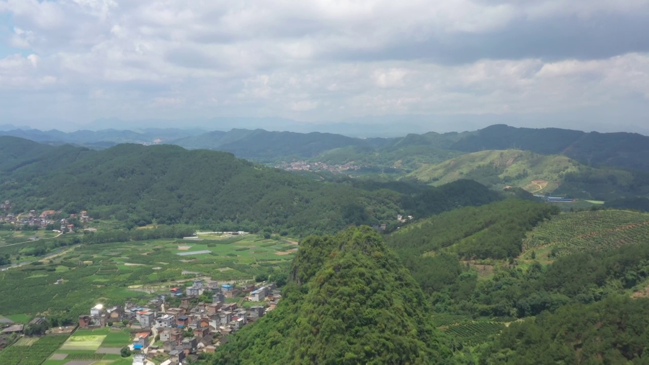 蓝天白云下桂林群山间的田园风光视频素材