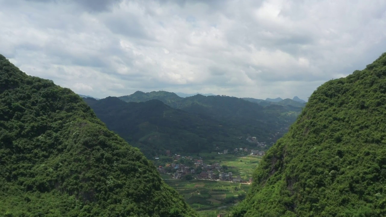 蓝天白云下桂林群山间的田园风光视频素材