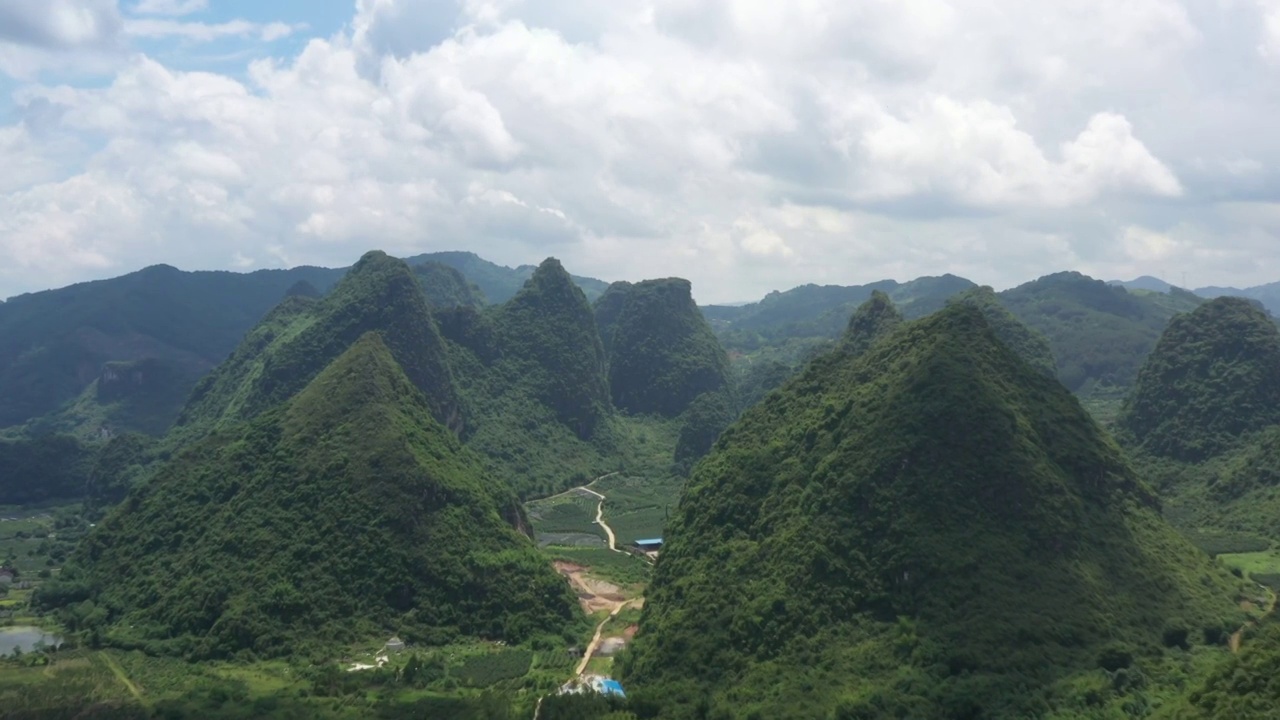 蓝天白云下桂林群山间的田园风光视频素材