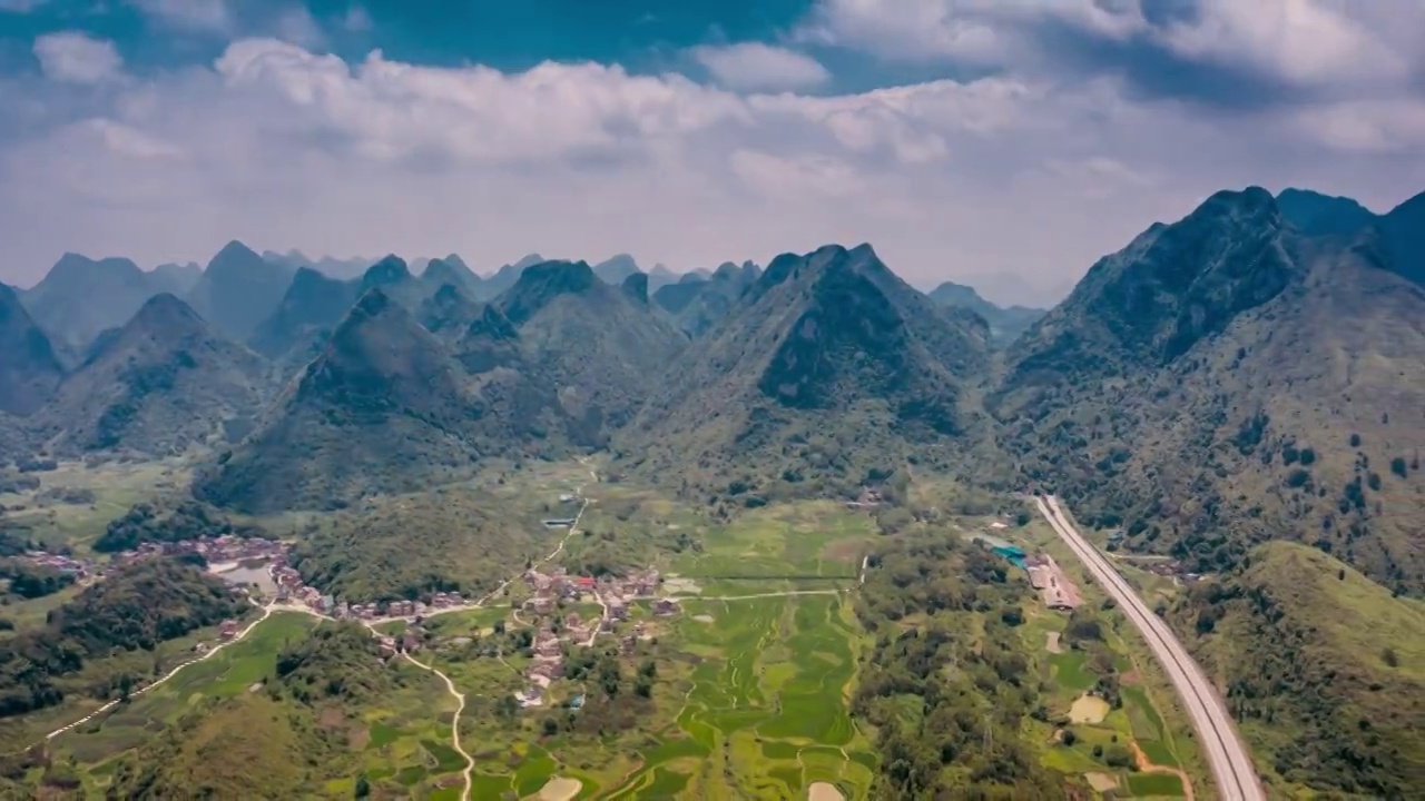 沿着高速看中国-广西高速服务区的喀斯特峰林景观视频素材