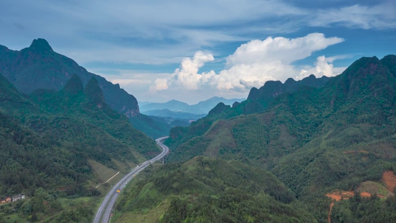 沿着高速看中国-广西高速服务区的喀斯特峰林景观视频素材