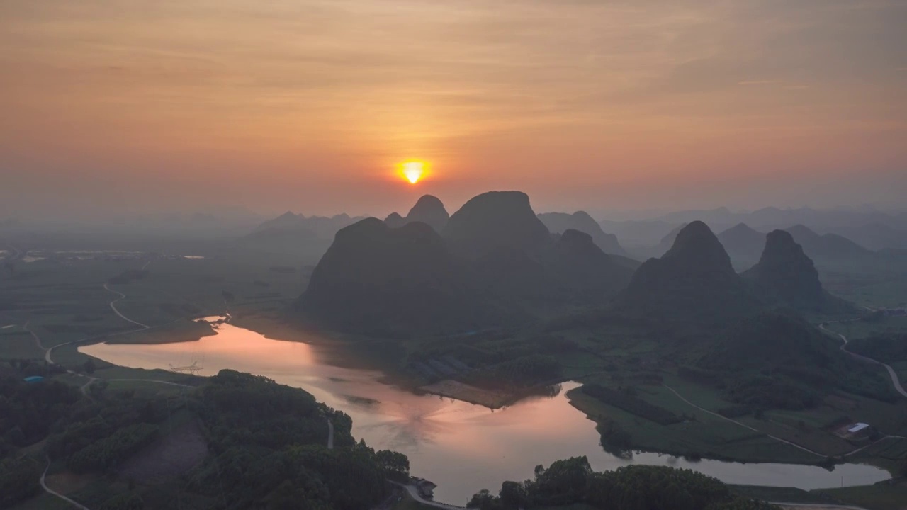 沿着高速看中国-广西高速服务区的喀斯特峰林景观视频素材