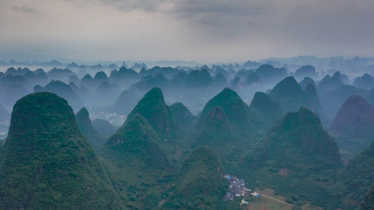 沿着高速看中国-广西高速服务区的喀斯特峰林景观视频素材