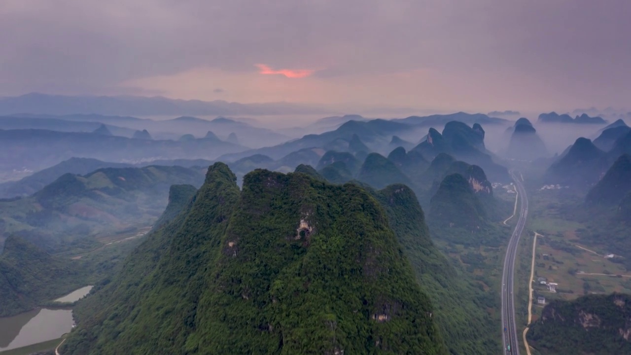 沿着高速看中国-广西高速服务区的喀斯特峰林景观视频素材