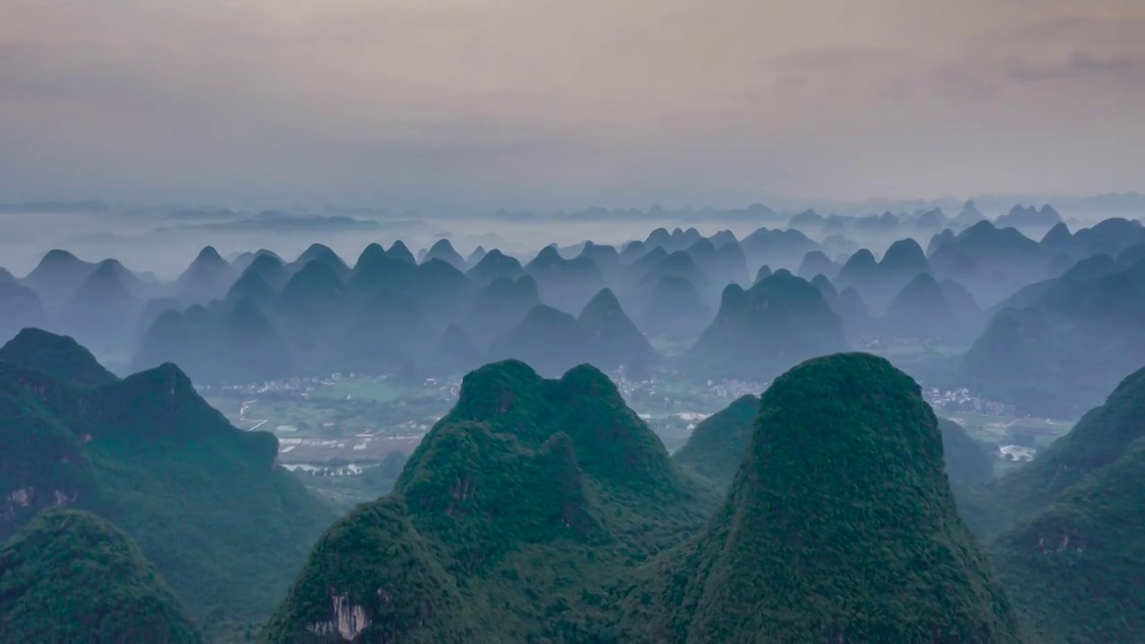 沿着高速看中国-广西高速服务区的喀斯特峰林景观视频素材