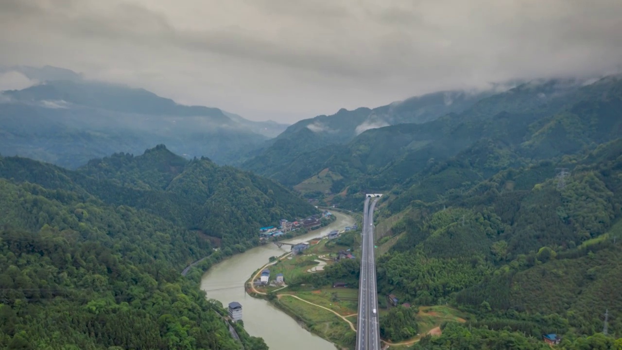 沿着高速看中国-广西高速服务区的喀斯特峰林景观视频素材