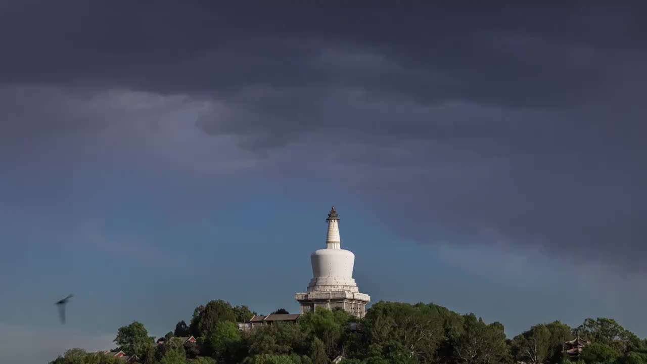 北京北海公园白塔云海的延时视频素材