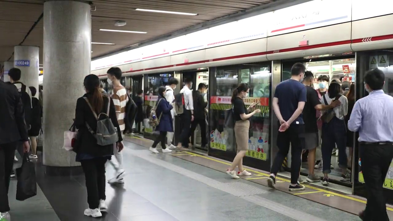 上海地铁站车站月台人流人群视频素材