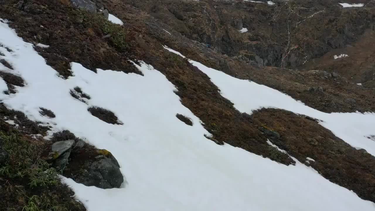 云南省香格里拉梅里雪山雨崩村神湖冬季航拍风光视频素材