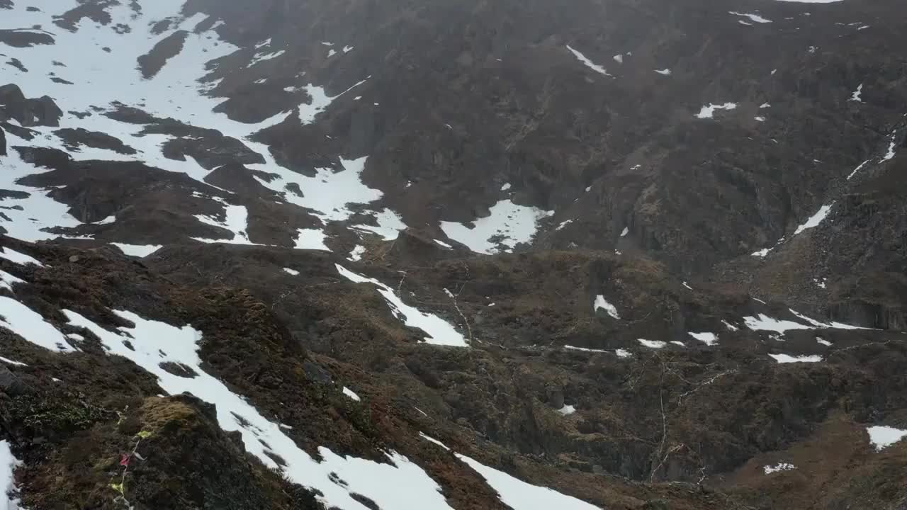 云南省香格里拉梅里雪山雨崩村神湖冬季航拍风光视频素材