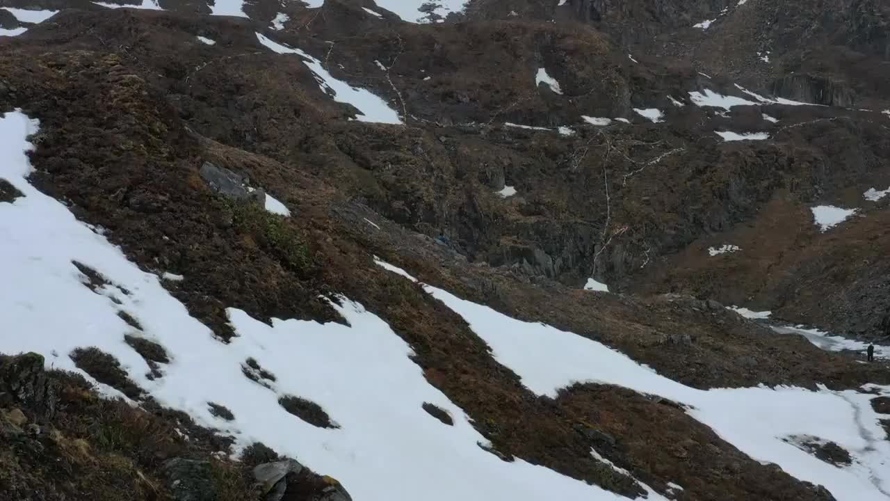 云南省香格里拉梅里雪山雨崩村神湖冬季航拍风光视频素材