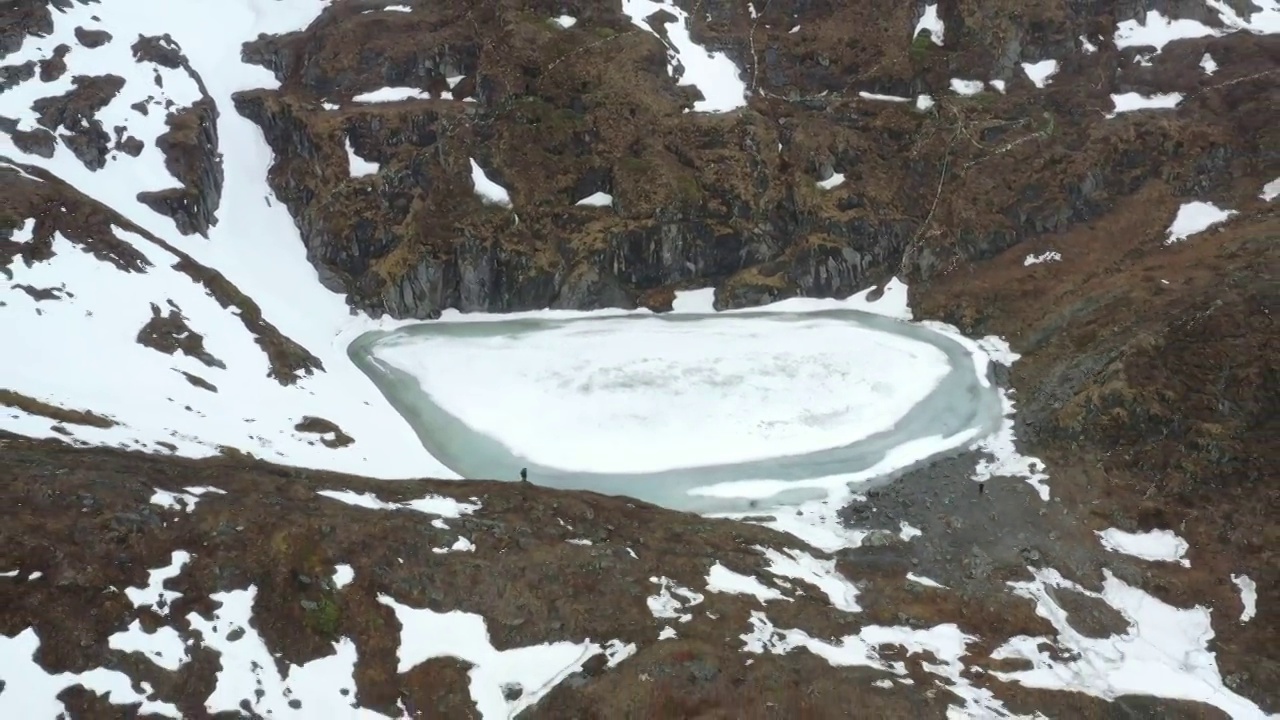 云南省香格里拉梅里雪山雨崩村神湖冬季航拍风光视频素材