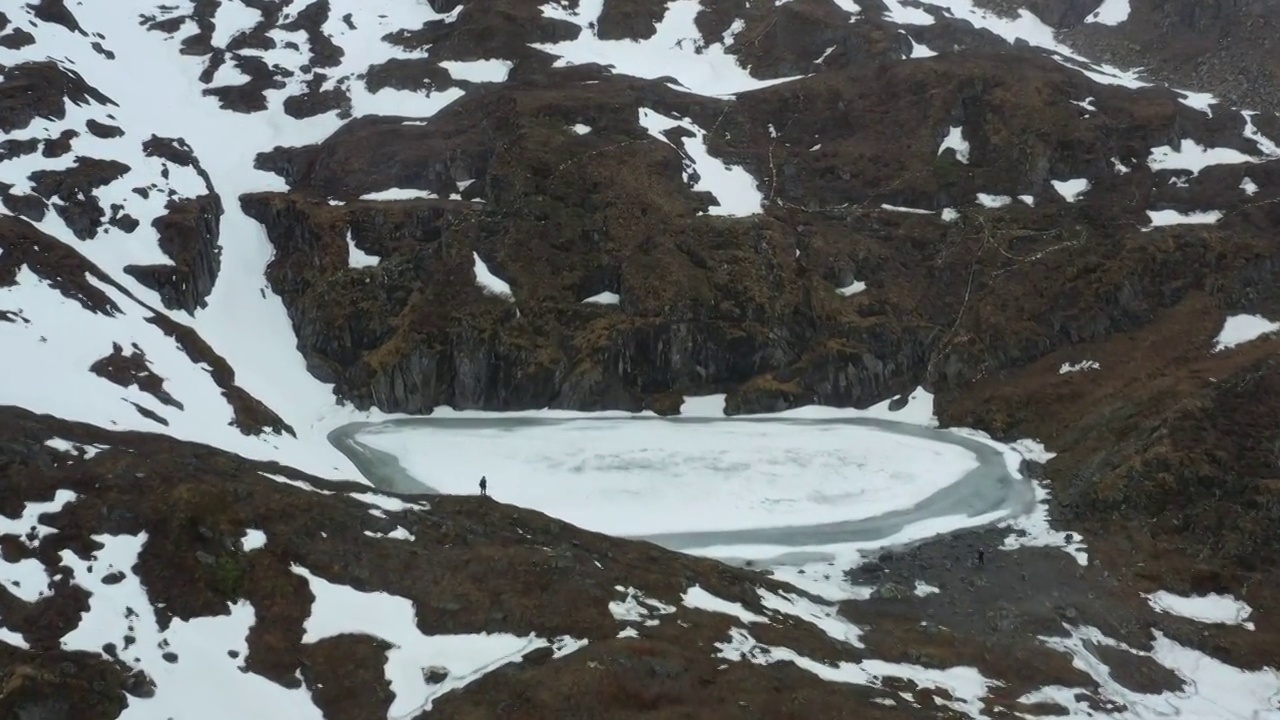 云南省香格里拉梅里雪山雨崩村神湖冬季航拍风光视频素材