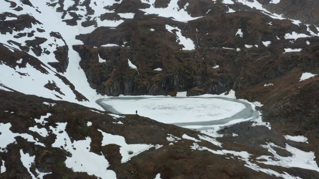 云南省香格里拉梅里雪山雨崩村神湖冬季航拍风光视频素材