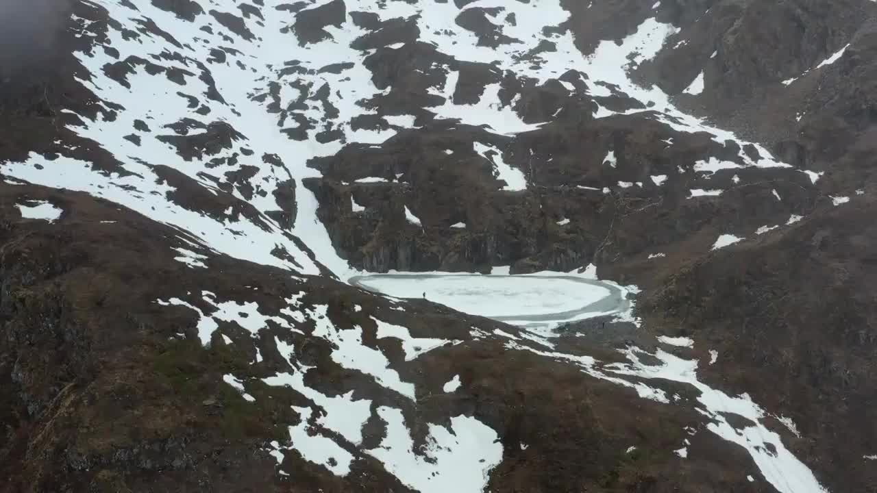 云南省香格里拉梅里雪山雨崩村神湖冬季航拍风光视频素材