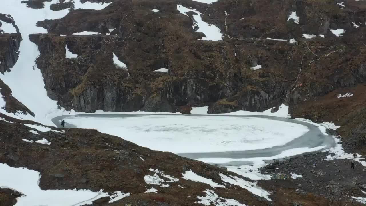 云南省香格里拉梅里雪山雨崩村神湖冬季航拍风光视频素材