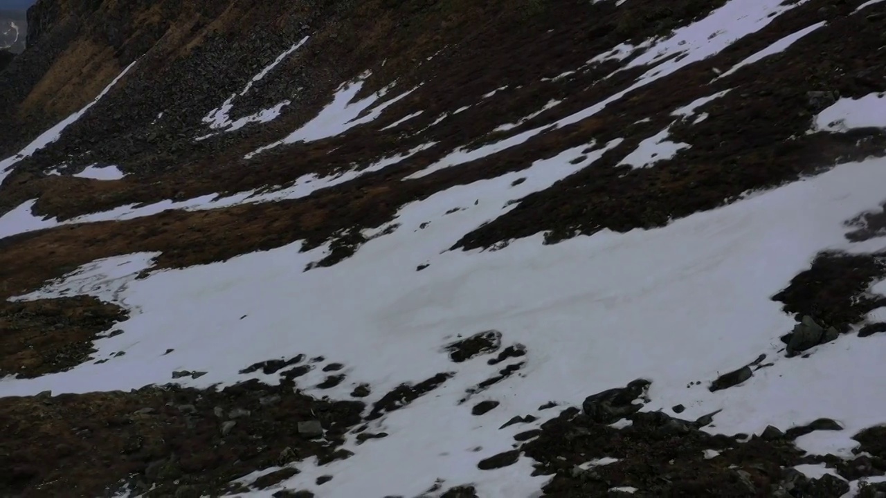 云南省香格里拉梅里雪山雨崩村神湖冬季航拍风光视频素材